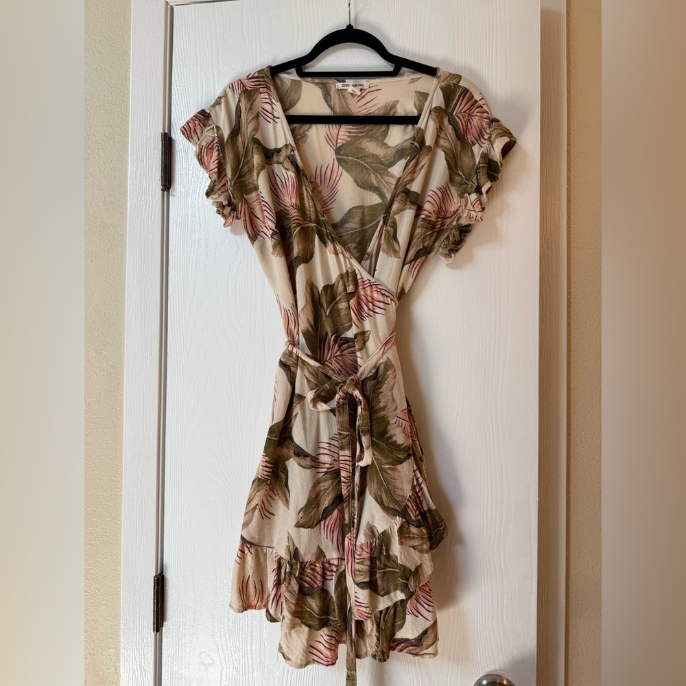 EUC Billabong wrap dress floral print size L
